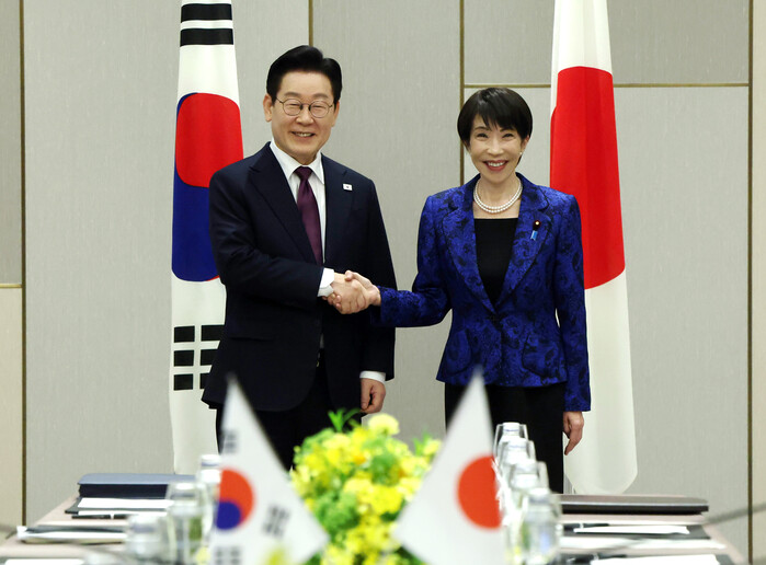 다카이치, 호텔 앞까지 나와 이재명 ...