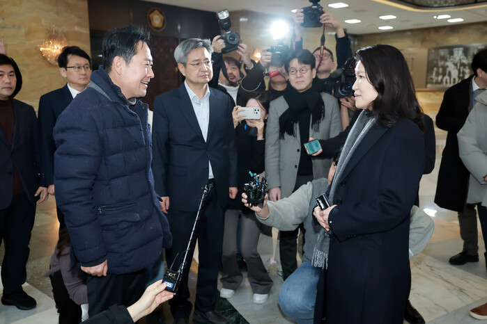 장동혁 단식장 찾은 이진숙 “강력히 ...