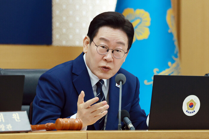 李대통령, 권력구조 빼고 단계적 개헌...