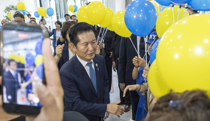 "정청래!" 환호 속 출마선언...국회 소통관 달군 지지자들 [현장스케치]