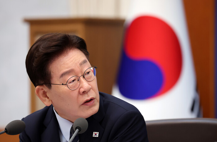 이 대통령 “전 정권이 만든 성장 보...