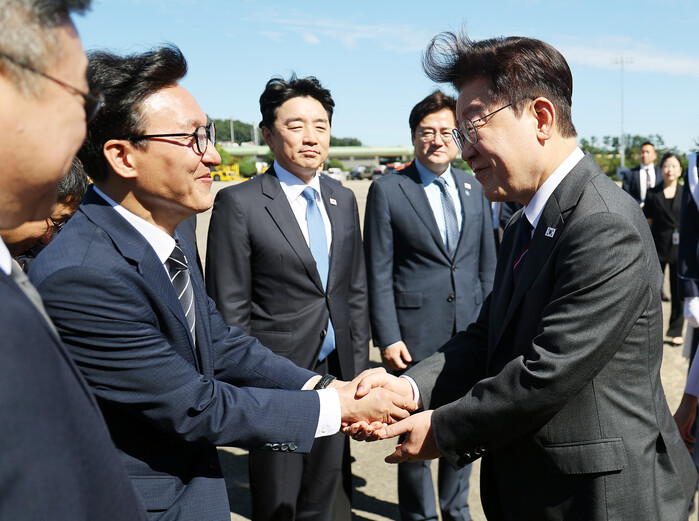 이 대통령 지지율 8주 연속 하락.....