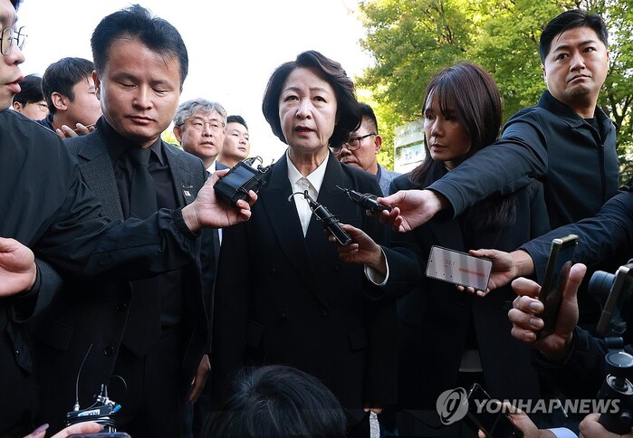 취재진 질의에 답하는 추미애 경기도지사